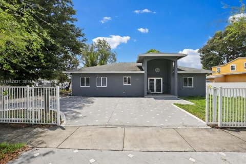 Дом в Майами, Флорида 6 спален, 177.07м2 № 2048720