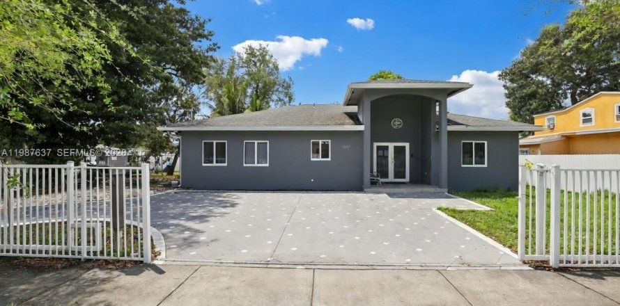 Дом в Майами, Флорида 6 спален, 177.07м2 № 2048720