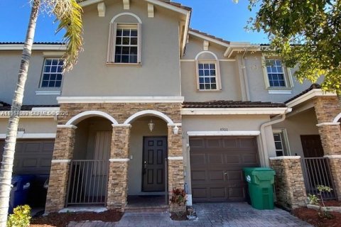 Touwnhouse à vendre à Cutler Bay, Floride: 4 chambres, 159.05 m2 № 2044861 - photo 2