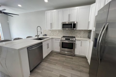 Touwnhouse à vendre à Cutler Bay, Floride: 4 chambres, 159.05 m2 № 2044861 - photo 6