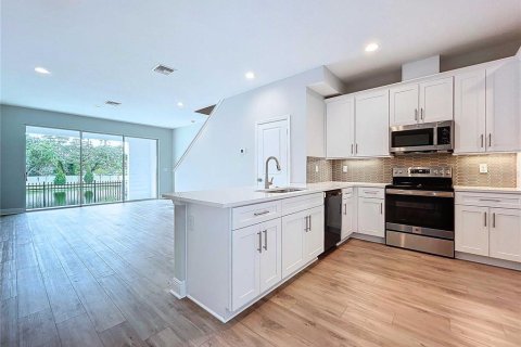 Townhouse in Seminole, Florida 2 bedrooms, 142.51 sq.m. № 1723444 - photo 2