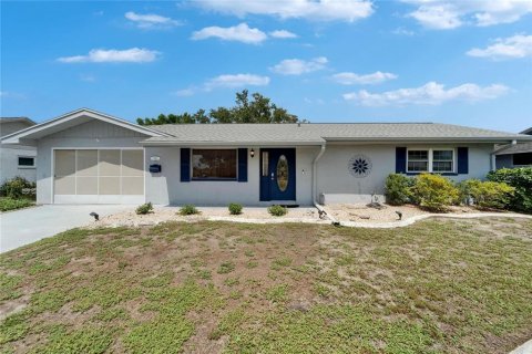 House in Sun City Center, Florida 3 bedrooms, 139.73 sq.m. № 1762088 - photo 1
