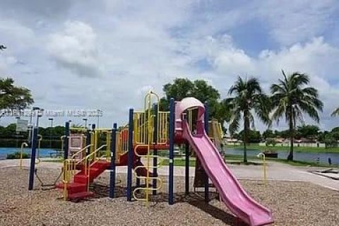 Condo in Miami, Florida, 3 bedrooms  № 1732087 - photo 13