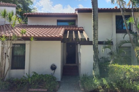 Condo in Miami, Florida, 3 bedrooms  № 1732087 - photo 1
