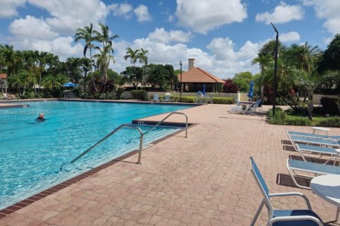 Condo in Miami, Florida, 3 bedrooms  № 1732087 - photo 8