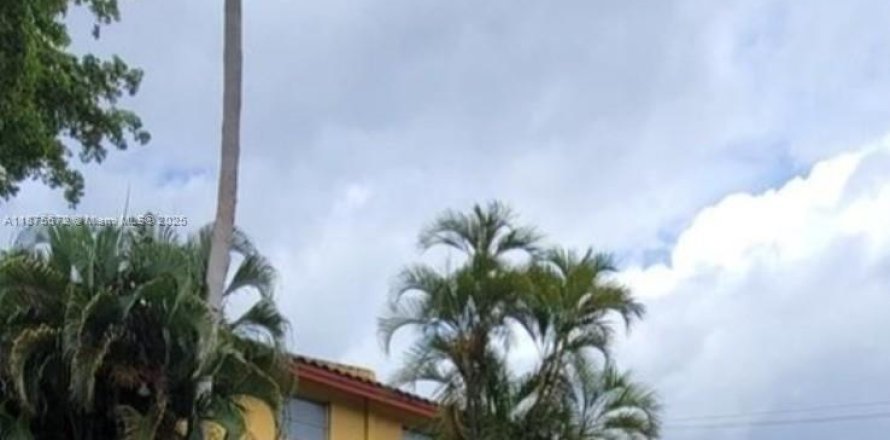 Таунхаус в Лодердейл-Лейкс, Флорида 3 спальни, 152.36м2 № 1926797