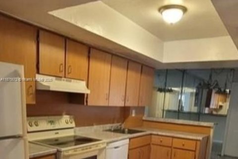 Купить таунхаус в Лодердейл-Лейкс, Флорида 3 спальни, 152.36м2, № 1926797 - фото 4