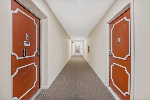 Condo in North Lauderdale, Florida, 1 bedroom № 2246374 - photo 20