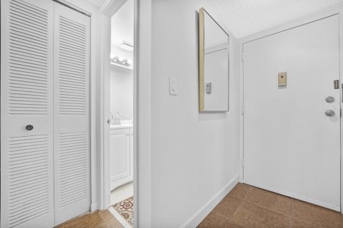 Condo in North Lauderdale, Florida, 1 bedroom № 2246374 - photo 17