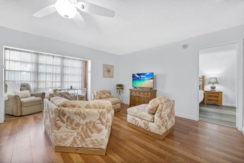 Condo in North Lauderdale, Florida, 1 bedroom № 2246374 - photo 7