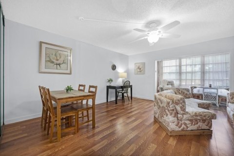 Condo in North Lauderdale, Florida, 1 bedroom № 2246374 - photo 5