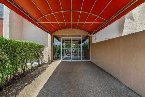 Condo in North Lauderdale, Florida, 1 bedroom № 2246374 - photo 22
