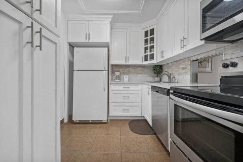 Condo in North Lauderdale, Florida, 1 bedroom № 2246374 - photo 3