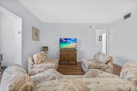 Condo in North Lauderdale, Florida, 1 bedroom № 2246374 - photo 12