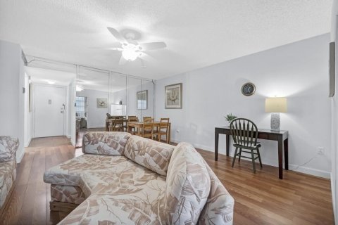 Condo in North Lauderdale, Florida, 1 bedroom № 2246374 - photo 15