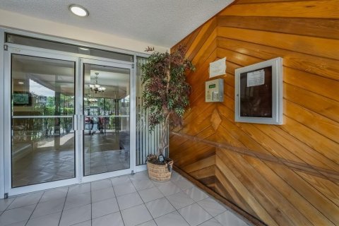 Condo in North Lauderdale, Florida, 1 bedroom № 2246374 - photo 23