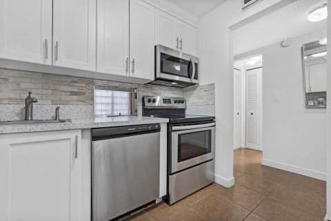 Condo in North Lauderdale, Florida, 1 bedroom № 2246374 - photo 16
