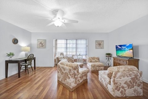 Condo in North Lauderdale, Florida, 1 bedroom № 2246374 - photo 13
