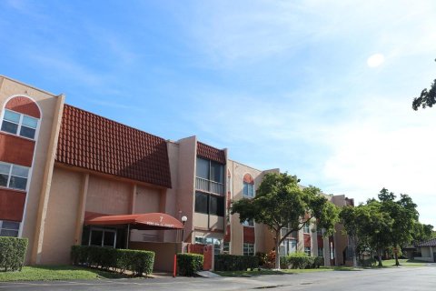 Condo in North Lauderdale, Florida, 1 bedroom № 2246374 - photo 27