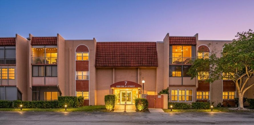 Condo in North Lauderdale, Florida, 1 bedroom № 2246374