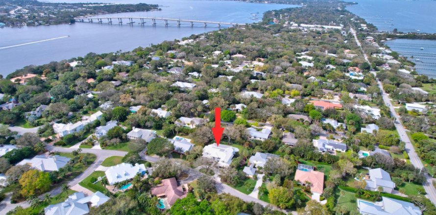 House in Sewall's Point, Florida 5 bedrooms, 450.11 sq.m. № 1002899