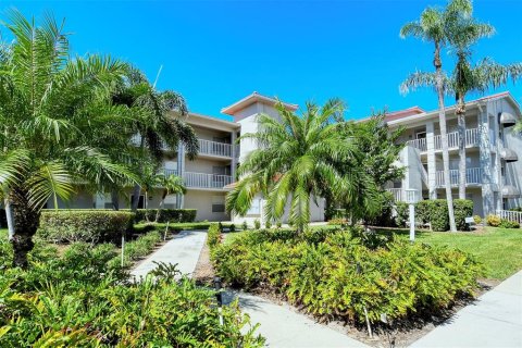 Condo in Sarasota, Florida, 2 bedrooms  № 1425862 - photo 1