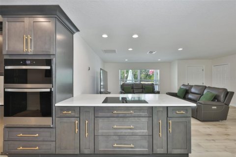 House in Spring Hill, Florida 3 bedrooms, 149.39 sq.m. № 2151866 - photo 12