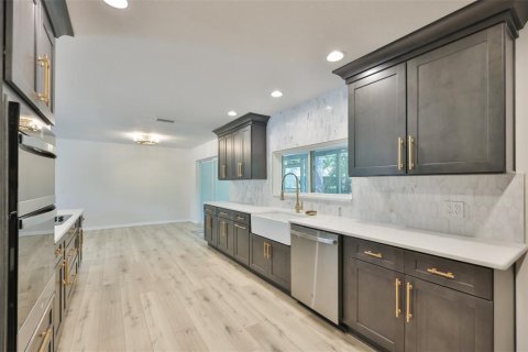 House in Spring Hill, Florida 3 bedrooms, 149.39 sq.m. № 2151866 - photo 17