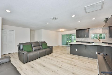 House in Spring Hill, Florida 3 bedrooms, 149.39 sq.m. № 2151866 - photo 11