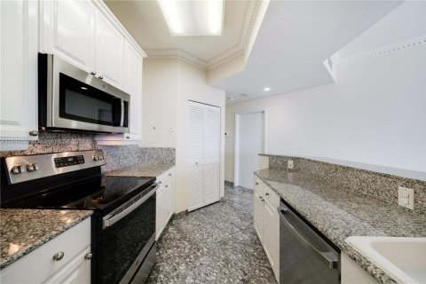 Condo in Miami, Florida, 2 bedrooms  № 1845776 - photo 15