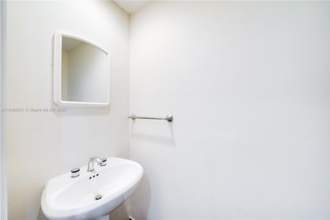 Condo in Miami, Florida, 2 bedrooms  № 1845776 - photo 27