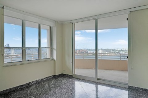 Condo in Miami, Florida, 2 bedrooms  № 1845776 - photo 18