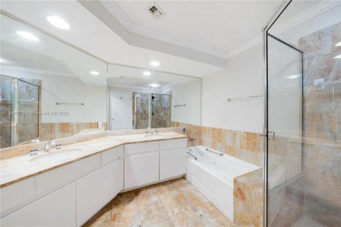 Condo in Miami, Florida, 2 bedrooms  № 1845776 - photo 25