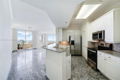 Condo in Miami, Florida, 2 bedrooms  № 1845776 - photo 12