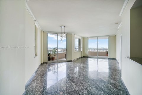 Condo in Miami, Florida, 2 bedrooms  № 1845776 - photo 16