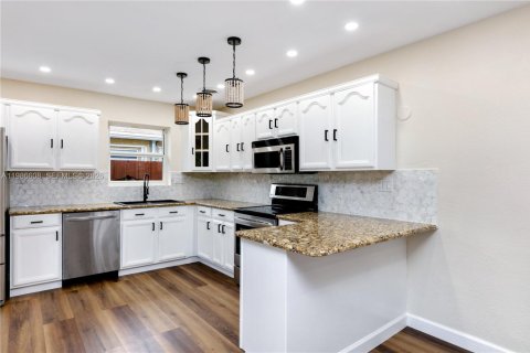 House in Hollywood, Florida 2 bedrooms, 103.12 sq.m. № 2048389 - photo 2