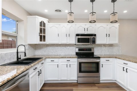 House in Hollywood, Florida 2 bedrooms, 103.12 sq.m. № 2048389 - photo 29