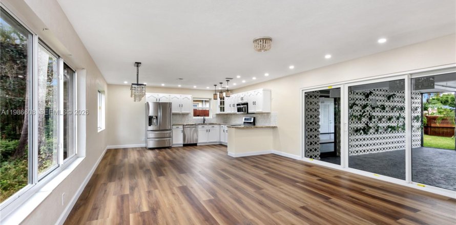 House in Hollywood, Florida 2 bedrooms, 103.12 sq.m. № 2048389