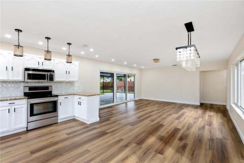 House in Hollywood, Florida 2 bedrooms, 103.12 sq.m. № 2048389 - photo 30