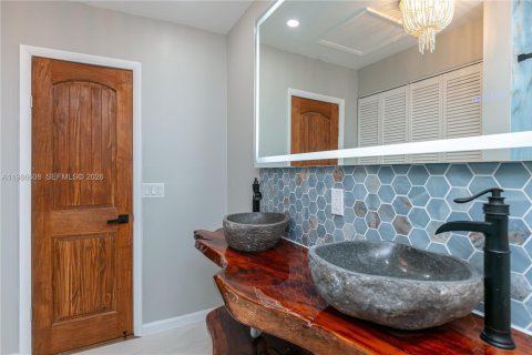 House in Hollywood, Florida 2 bedrooms, 103.12 sq.m. № 2048389 - photo 12