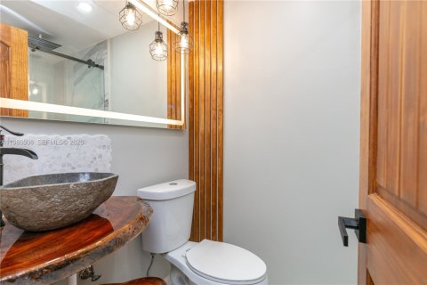 House in Hollywood, Florida 2 bedrooms, 103.12 sq.m. № 2048389 - photo 3