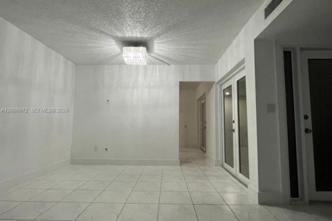 Touwnhouse à vendre à Miami, Floride: 3 chambres, 114.46 m2 № 2169942 - photo 11