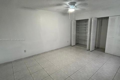 Touwnhouse à vendre à Miami, Floride: 3 chambres, 114.46 m2 № 2169942 - photo 2