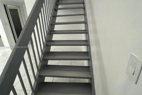 Touwnhouse à vendre à Miami, Floride: 3 chambres, 114.46 m2 № 2169942 - photo 18