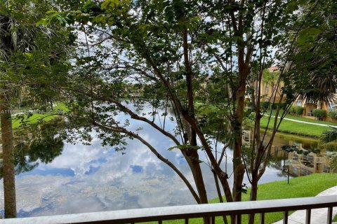 Кондоминиум с 2 спальнями в Пемброк-Пайнс, Флорида № 2051905