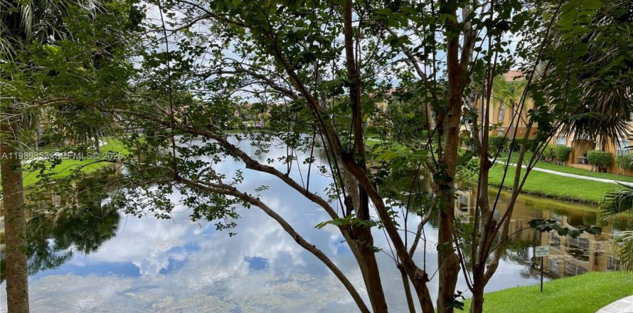 Кондоминиум с 2 спальнями в Пемброк-Пайнс, Флорида № 2051905