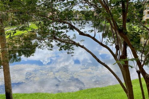Купить кондоминиум в Пемброк-Пайнс, Флорида 2 спальни, 92.9м2, № 2051905 - фото 2
