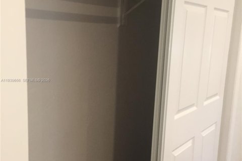 House in Hollywood, Florida 3 bedrooms, 140.47 sq.m. № 2053836 - photo 10