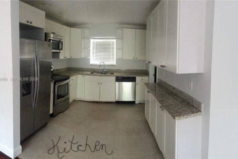 House in Hollywood, Florida 3 bedrooms, 140.47 sq.m. № 2053836 - photo 4