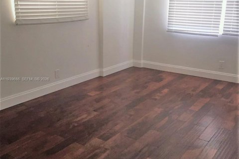 House in Hollywood, Florida 3 bedrooms, 140.47 sq.m. № 2053836 - photo 5